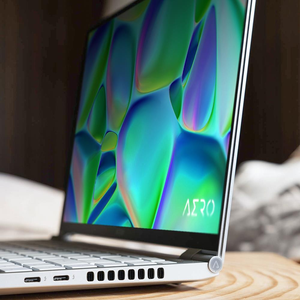 Pc Portable Gamer GIGABYTE AERO 14 BMF / i7-13620H / RTX 4050 6G / 16 Go DDR5 / 512 Go SSD / Argent